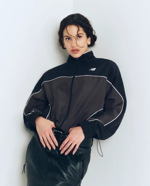 Mulher de jaqueta e shorts lilás usando 204L off-white em estúdio bege