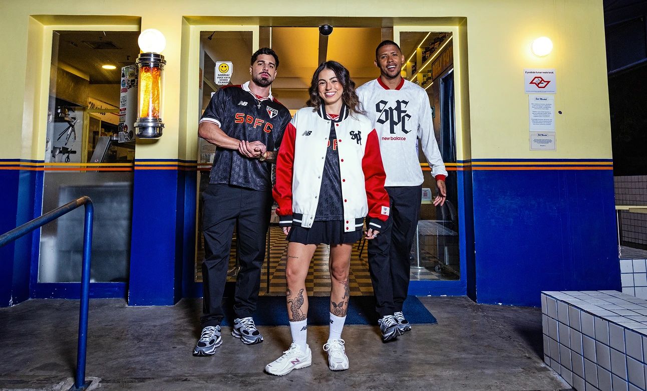 Dupla vestindo peças da cápsula Football Culture SPFC 2026.