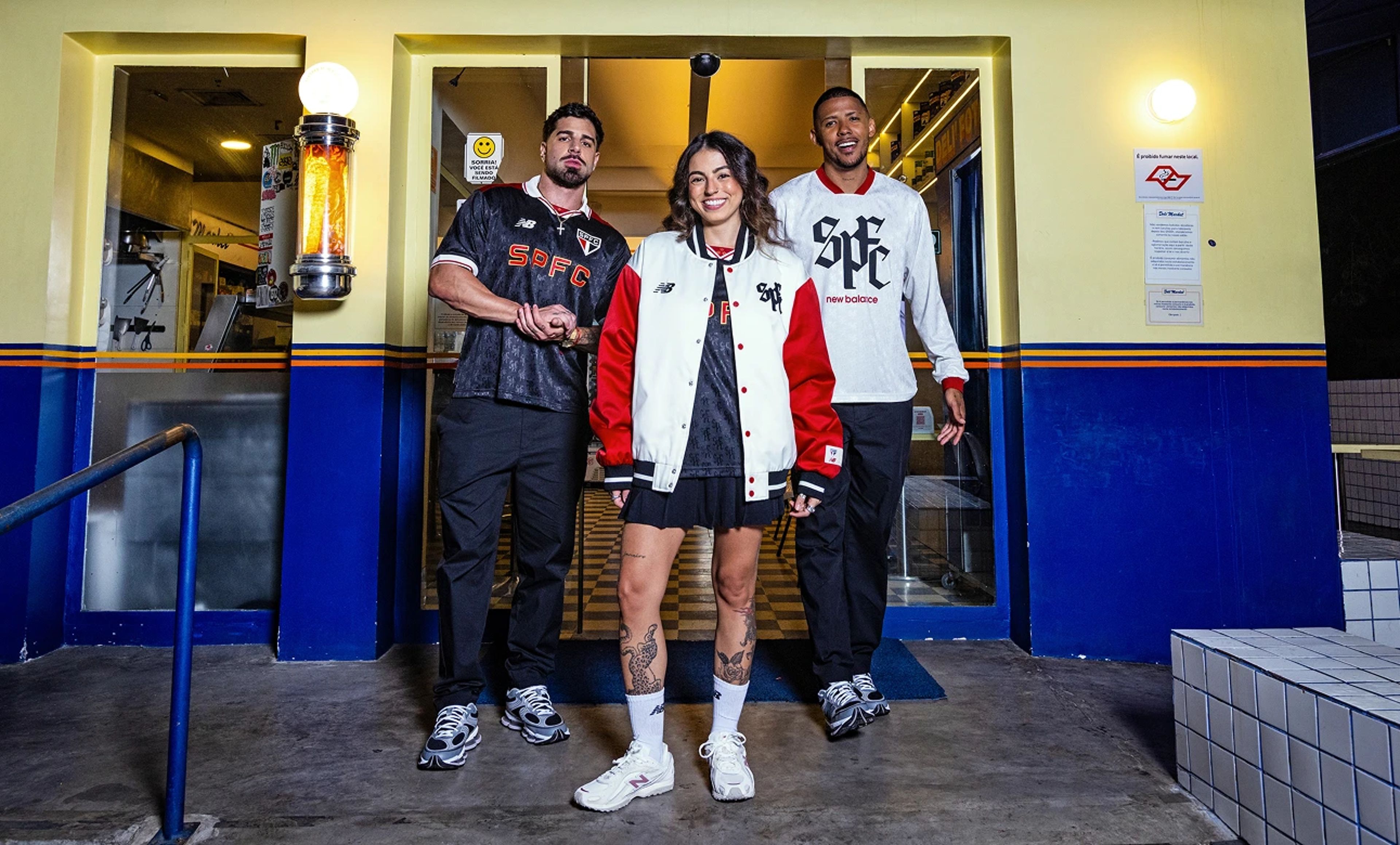 Dupla vestindo peças da cápsula Football Culture SPFC 2026.