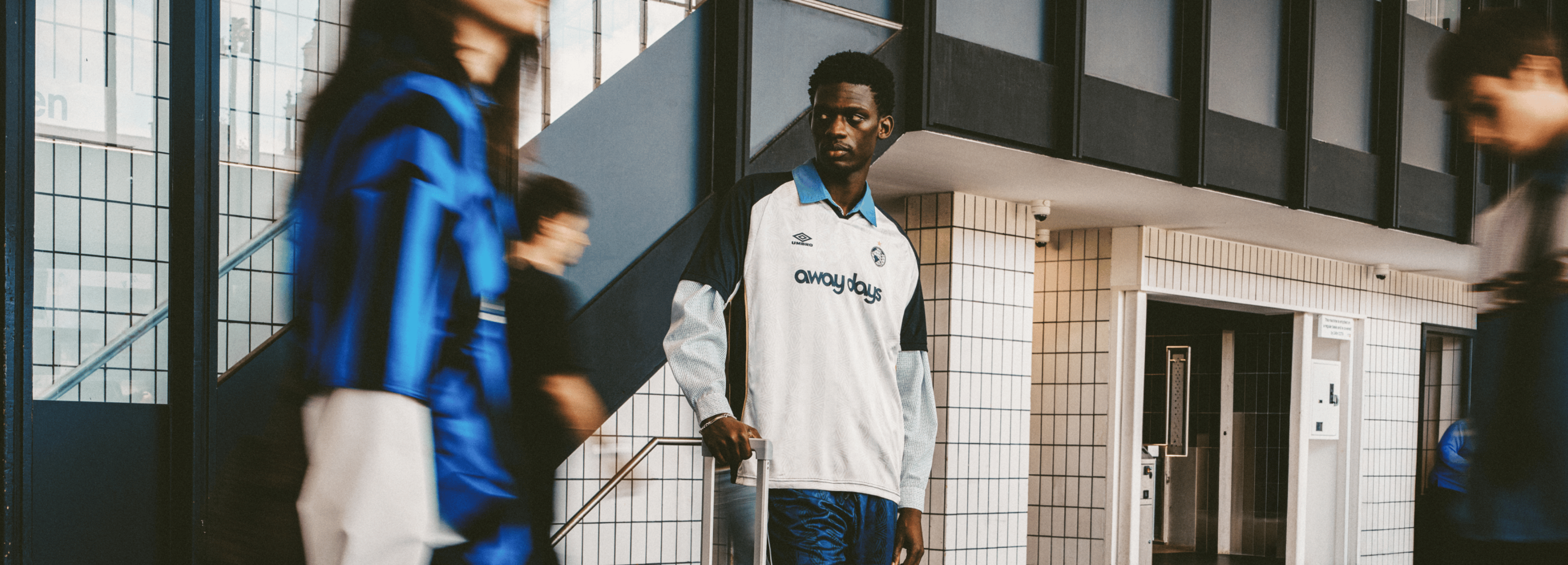 Grupo com a camisa preta do Santos em um galpão, com o texto Nóis é Santos mesmo